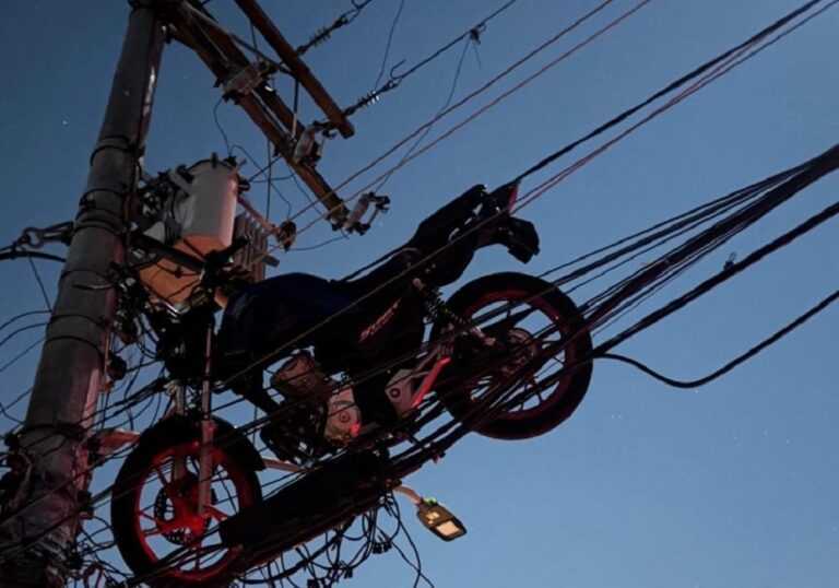 moto-vai-parar-em-cima-de-poste-apos-queda-de-balao-na-zona-leste-de-sao-paulo