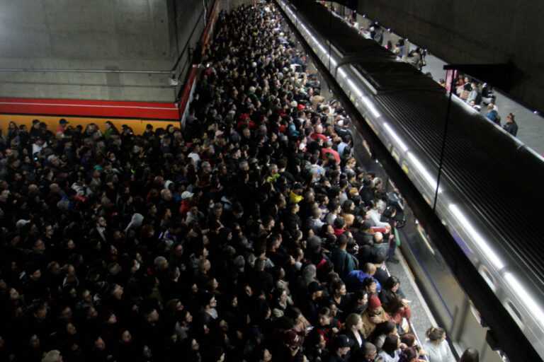 falha-em-freio-de-trem-na-barra-funda-afeta-operacoes-das-linhas-vermelha-e-azul-do-metro