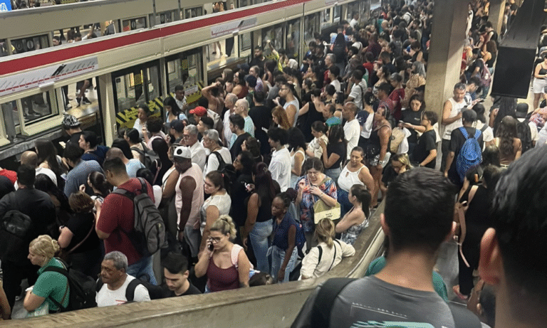 linha-11-coral-opera-com-atrasos-pelo-segundo-dia-apos-falha-eletrica