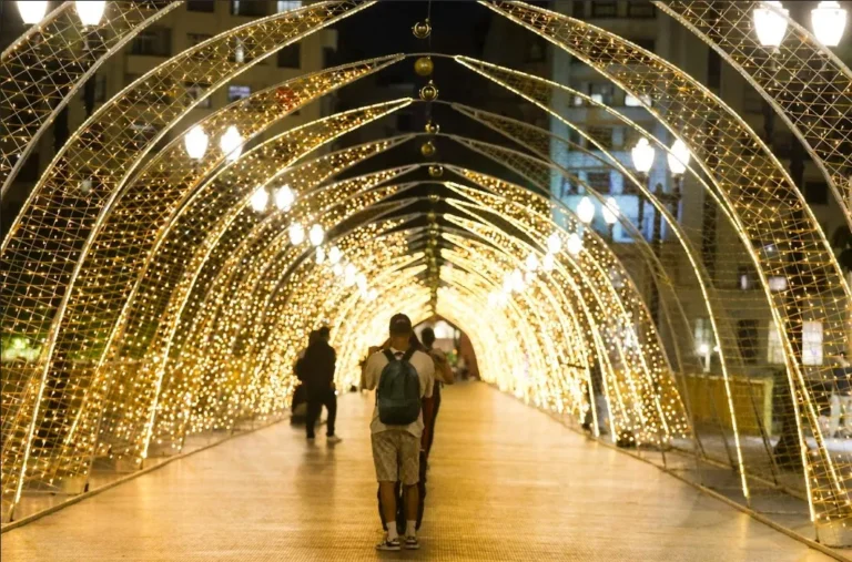 natal-iluminado-de-2025-estara-por-toda-a-cidade-com-decoracao-especial,-projecoes-e-corais