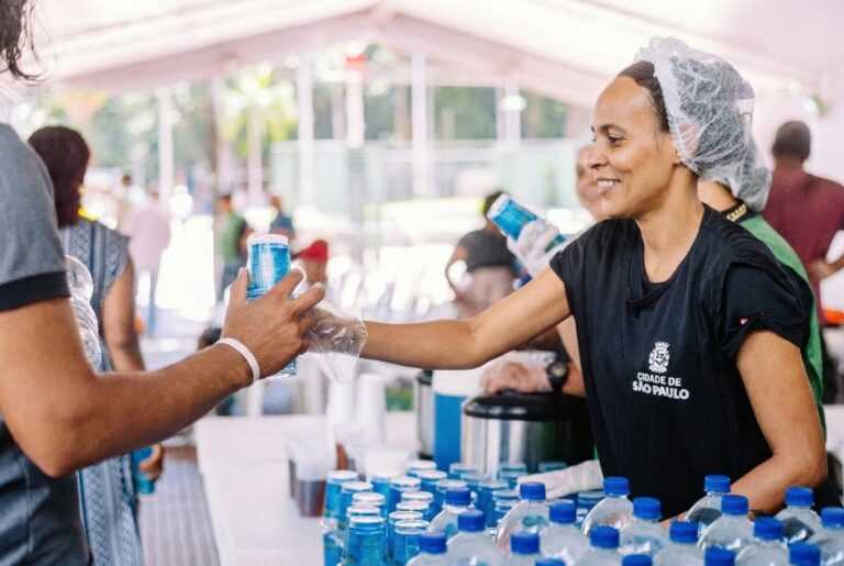 apos-2-dias-de-calorao,-prefeitura-distribui-agua-a-populacao-de-rua