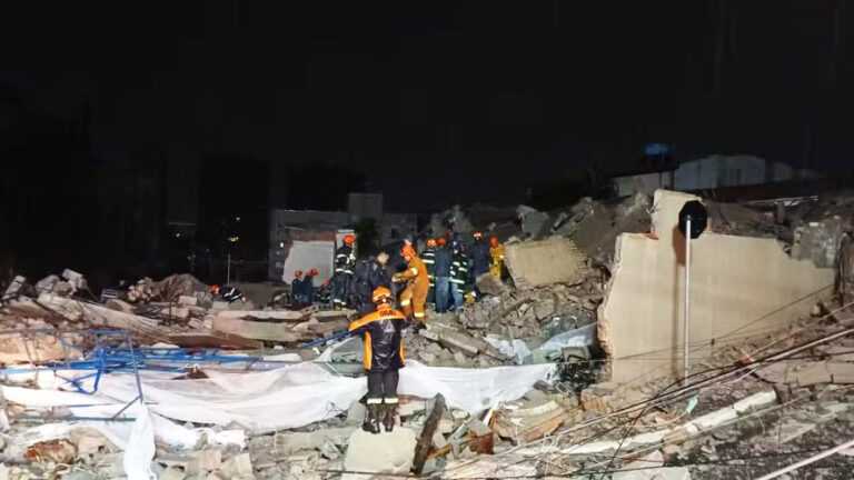 Edifício desaba sobre casa na Penha, deixa 6 mortos, dentre eles, uma criança de 7 anos e uma grávida predio-desaba-sobre-casa-na-penha,-deixa-6-mortos,-entre-eles,-uma-crianca-de-7-anos-e-uma-gravida